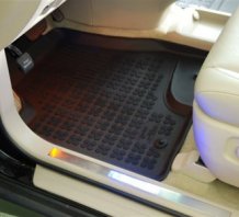 Passgenaue Gummi-Matten Volvo V50 2004-2012 mit dem Rand 28 mm